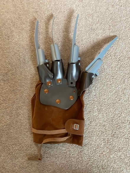 Photo of free Hallowe’en glove (LE11 Loughborough) #1