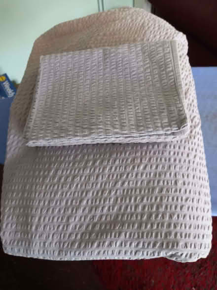 Photo of free emperor size duvet cover plus two pillow cases (Southwick BN42) #1