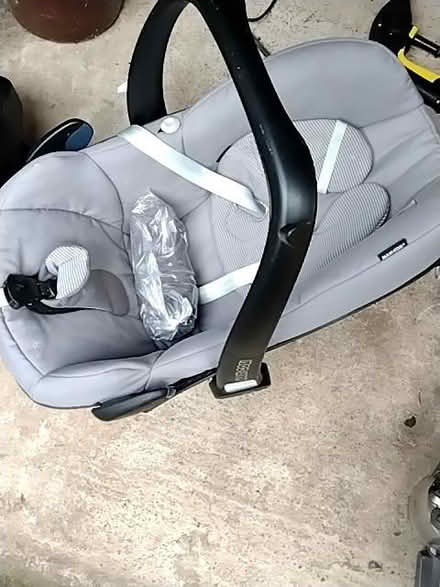 Photo of free Maxi Cosi Baby Car Seat with Isofix base (Malvern WR14) #3