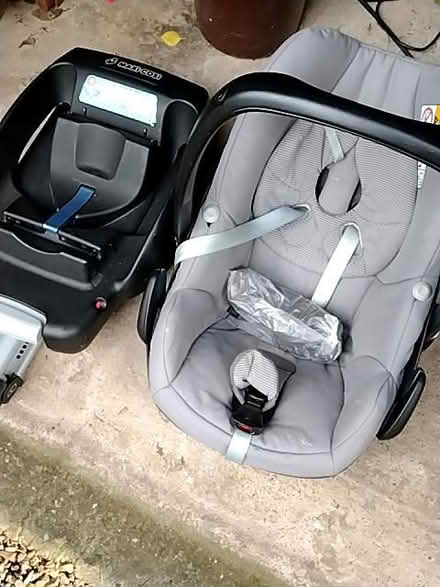 Photo of free Maxi Cosi Baby Car Seat with Isofix base (Malvern WR14) #2