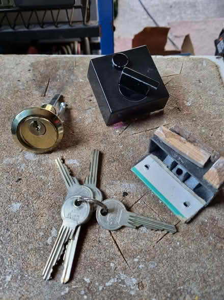 Photo of free Yale style lock and 5 keys (Walton Hall Gardens WA4) #1
