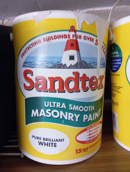 Photo of Sandtex smooth white masonry paint (Hillsborough S6) #1