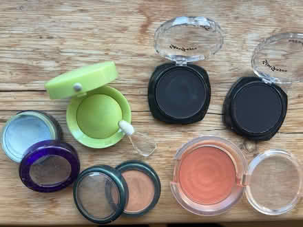 Photo of free Eye shadows / blush & a makeup bag (GU2) #1