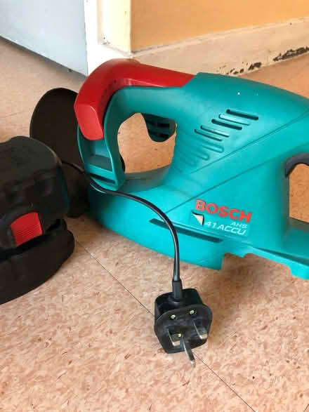 Photo of free Bosch hedge trimmer/battery/charger (Hanover BN2) #2