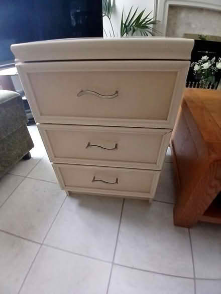 Photo of free Small cream drawers. (Kettering NN15) #1