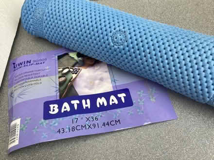 Photo of free Bath mat (Motspur Park KT3) #1