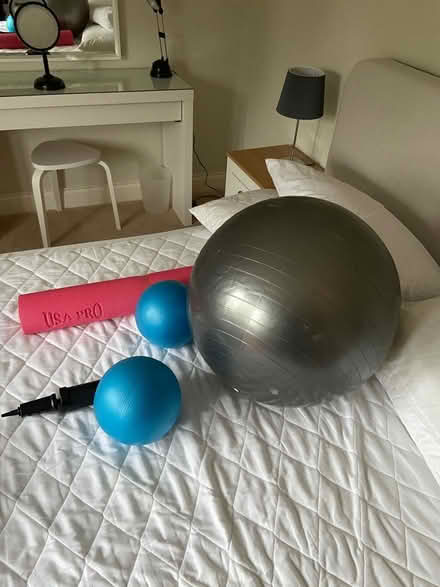 Photo of free Yoga / Pilates mat and balls (Bicester Fringford OX27) #1