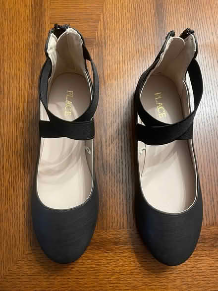 Photo of free Big girls shoes size 4 (Amityville) #1