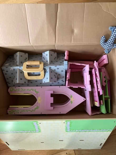 Photo of free Dolls house/castle (Dagenham RM10) #2