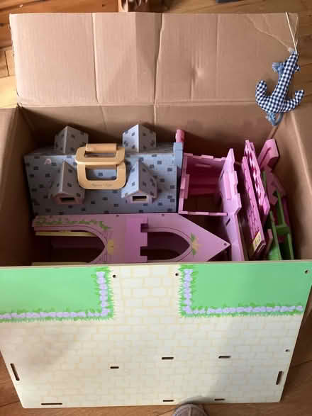 Photo of free Dolls house/castle (Dagenham RM10) #1