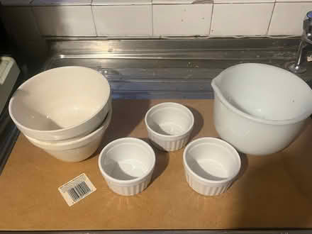 Photo of free Ceramic bowls of varying size (Chessington KT9) #1