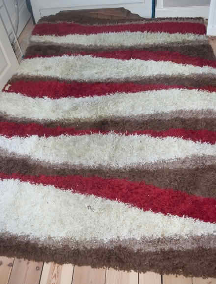 Photo of free used large rug, needs a general clean, but in good condition (Tooting SW17) #1