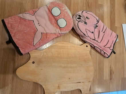 Photo of free Chopping Board & Oven Gloves (TN24) #1