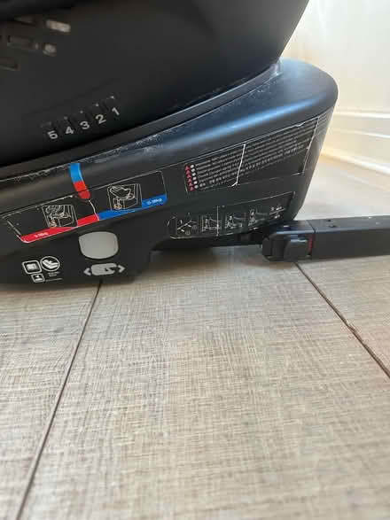 Photo of free Joie spinning car sear, isofix (GL52) #3