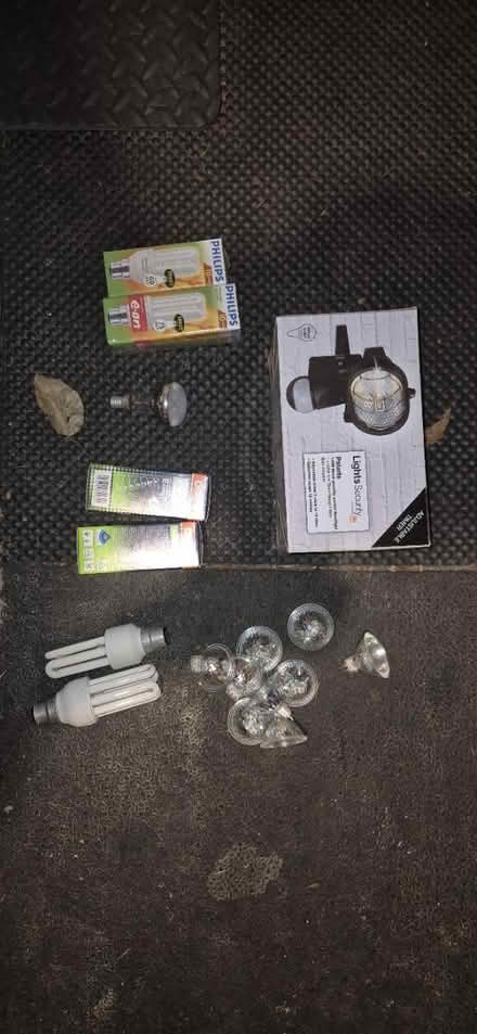 Photo of free Bulbs, spotlights (DY9) #1