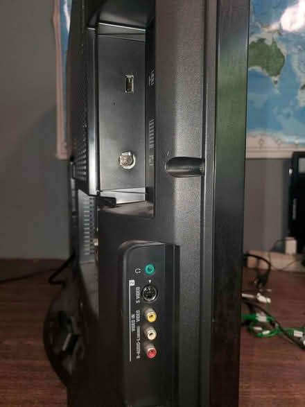 Photo of free 32" Flatscreen TV/ monitor (South Bellevue) #4