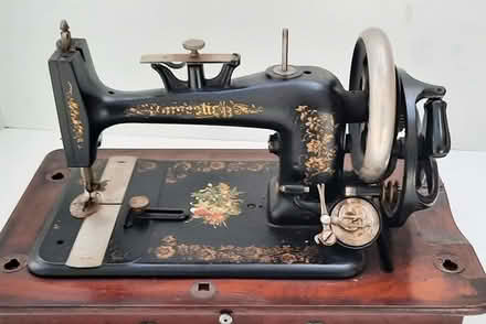 Photo of free Domestic Hand Crank Sewing Machine (Cupertino nr Linda Vista Park) #1