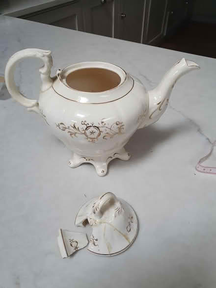 Photo of free China teapot..broken lid (Teddington TW11) #1