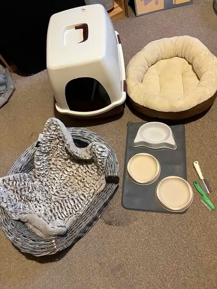 Photo of free Cat baskets / litter tray / bowls (OX2, near railway station) #1