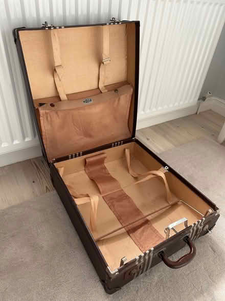 Photo of free Vintage Rev-robe Brown Travel Trunk Suitcase (Buckhurst Hill IG9) #4