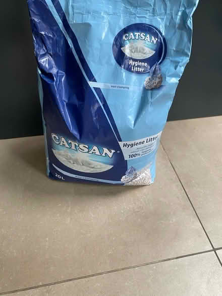 Photo of free Big bag of cat litter (W4 Chiswick) #1