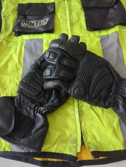 Photo of free Motorcycle/Scooter leather gloves (TW12) #2