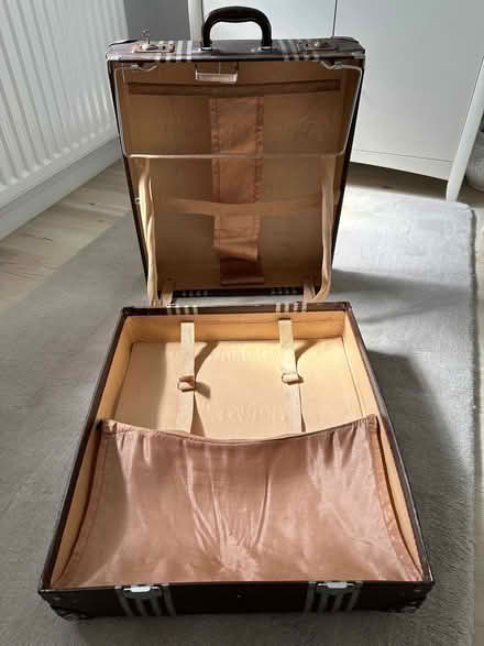 Photo of free Vintage Rev-robe Brown Travel Trunk Suitcase (Buckhurst Hill IG9) #3