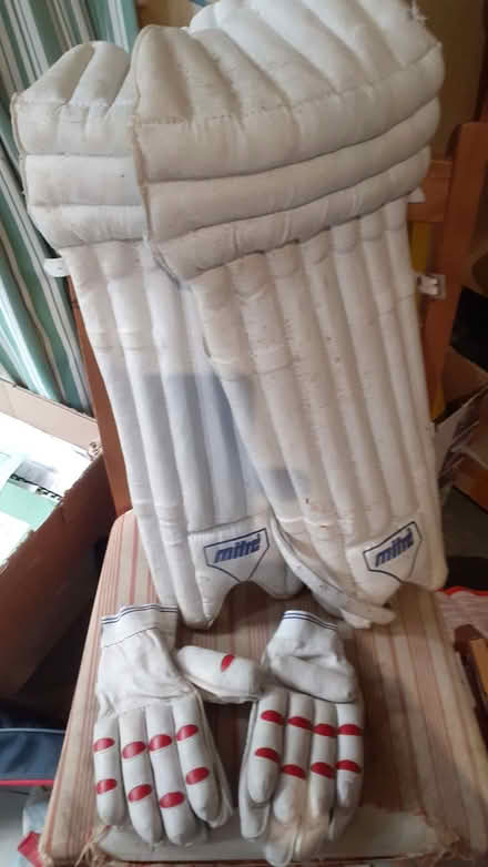 Photo of free cricket pads and gloves (Sandilands CR0) #1