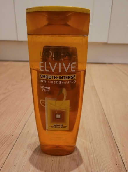 Photo of free L'Oréal Elvive Anti Frizz Shampoo (Bath, BA1) #1
