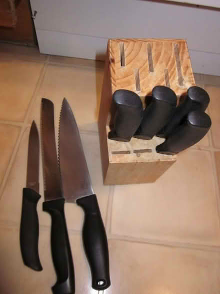 Photo of free knife block and knives (Fiorella's Newton by Waltham) #1