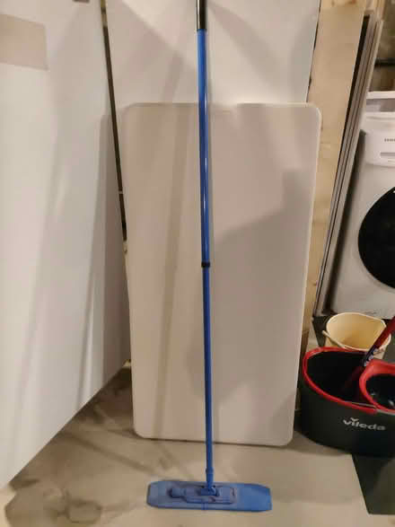 Photo of free Extendable mop - needs head (Old Ottawa south) #1