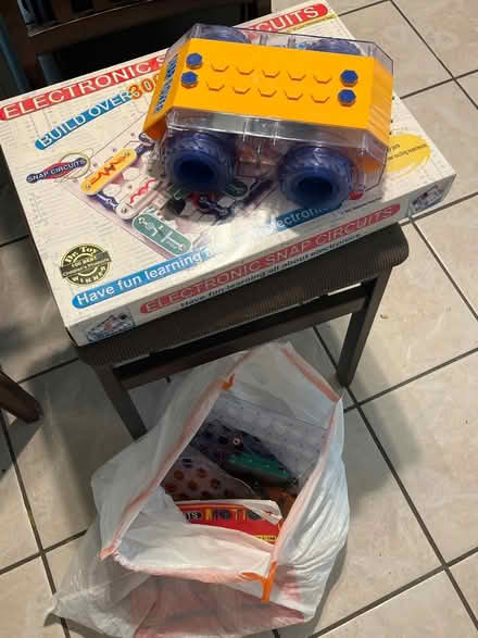 Photo of free Electronic snap circuits & robot (Upper Silver Spring) #1
