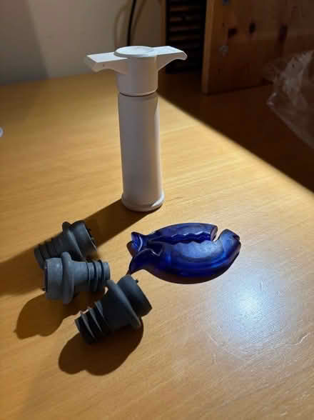 Photo of free vacuum wine stopper kit (Chapelford WA5) #1
