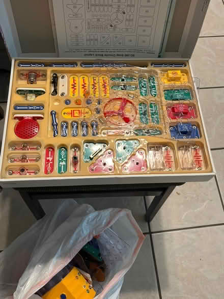 Photo of free Electronic snap circuits & robot (Upper Silver Spring) #2