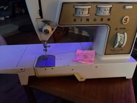 Photo of free Vintage Singer sewing machine (L24) #1