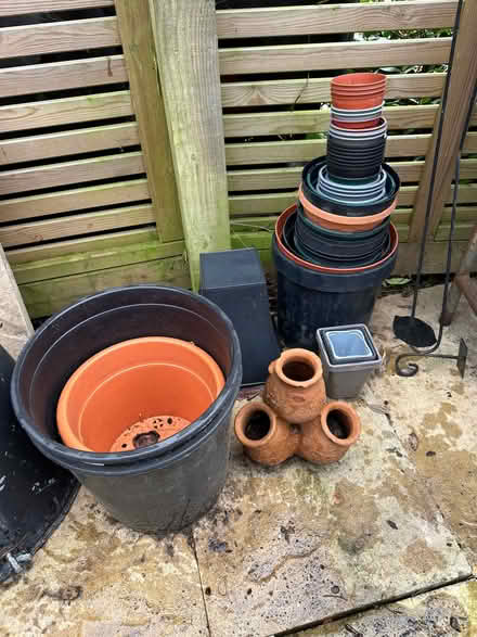 Photo of free assortment plastic garden pots, and 1 clay pot (Trumpsgreen GU25) #1
