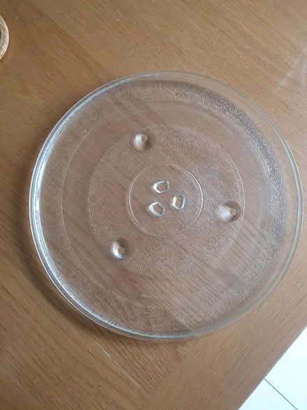 Photo of free Glass microwave plate (Guiseley LS20) #1