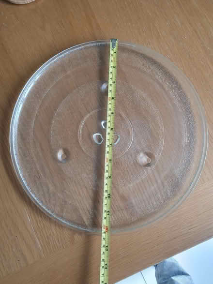 Photo of free Glass microwave plate (Guiseley LS20) #2