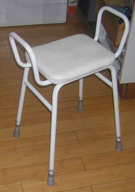 Photo of free white support frame/stool (Easton BS5) #1