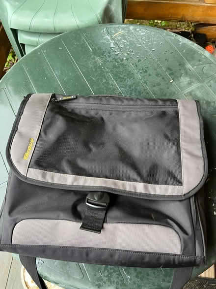Photo of free Laptop shoulder bag (Cutteslowe OX2) #1