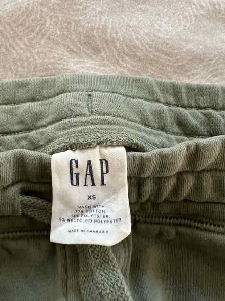 Photo of free Gap men’s small joggers (94304) #3