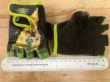 Photo of free Children’s cycling gloves (Wainscott) #1