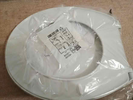 Photo of free Never used white toilet seat w lid (SE12) #1