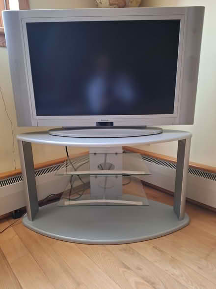 Photo of free 32" flat screen TV and stand in working order (West Haddon NN6) #1