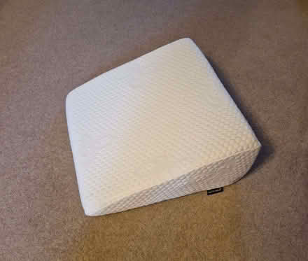 Photo of free Memory foam wedge pillow (The Cedars Estate WD3) #2