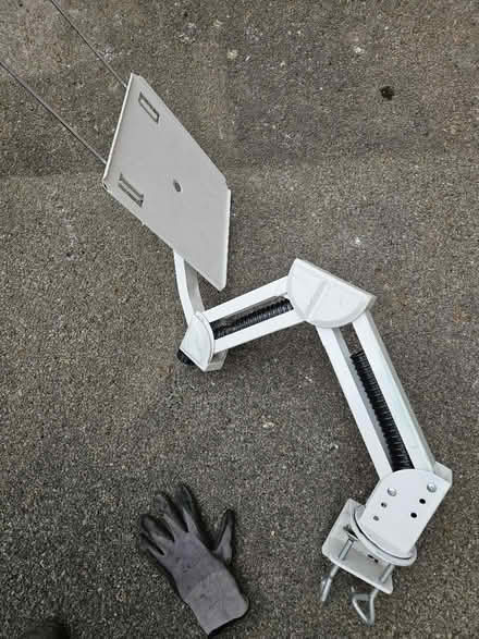 Photo of free Old style monitor stand (BS4) #1