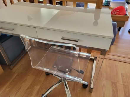 Photo of free Desk with chair (Meadowvale) #1