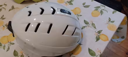 Photo of free White ski helmet (Horn's Mill SG13) #1