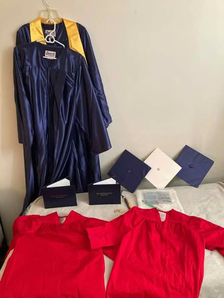 Photo of free 5 graduation gowns (Bronx) #1
