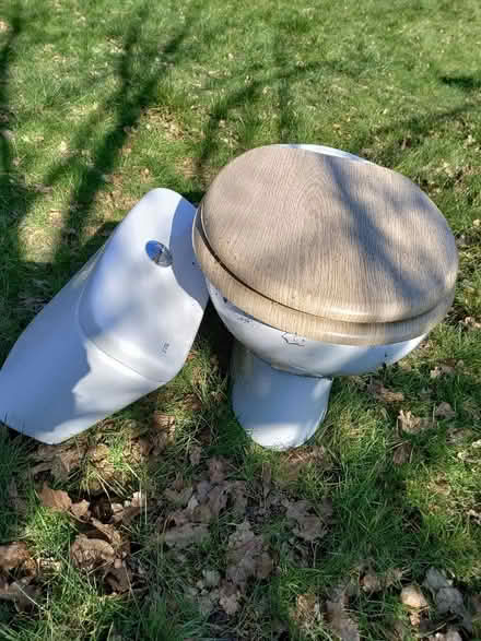 Photo of free Bathroom suite, white (Clayton Green PR6) #4